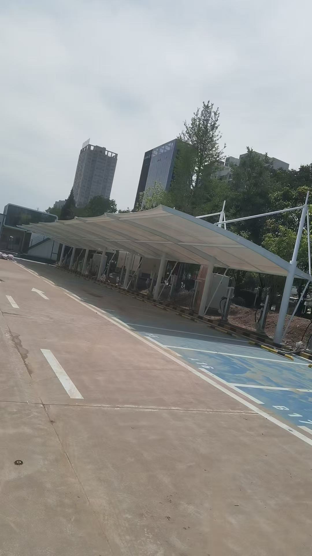 骨架式充电桩停车棚