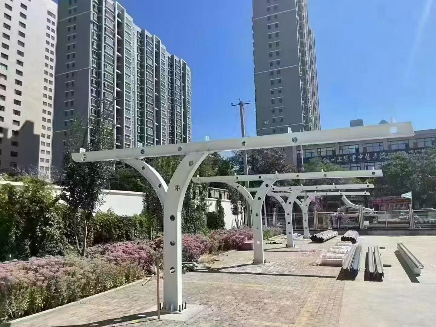 弧形光伏膜结构停车棚