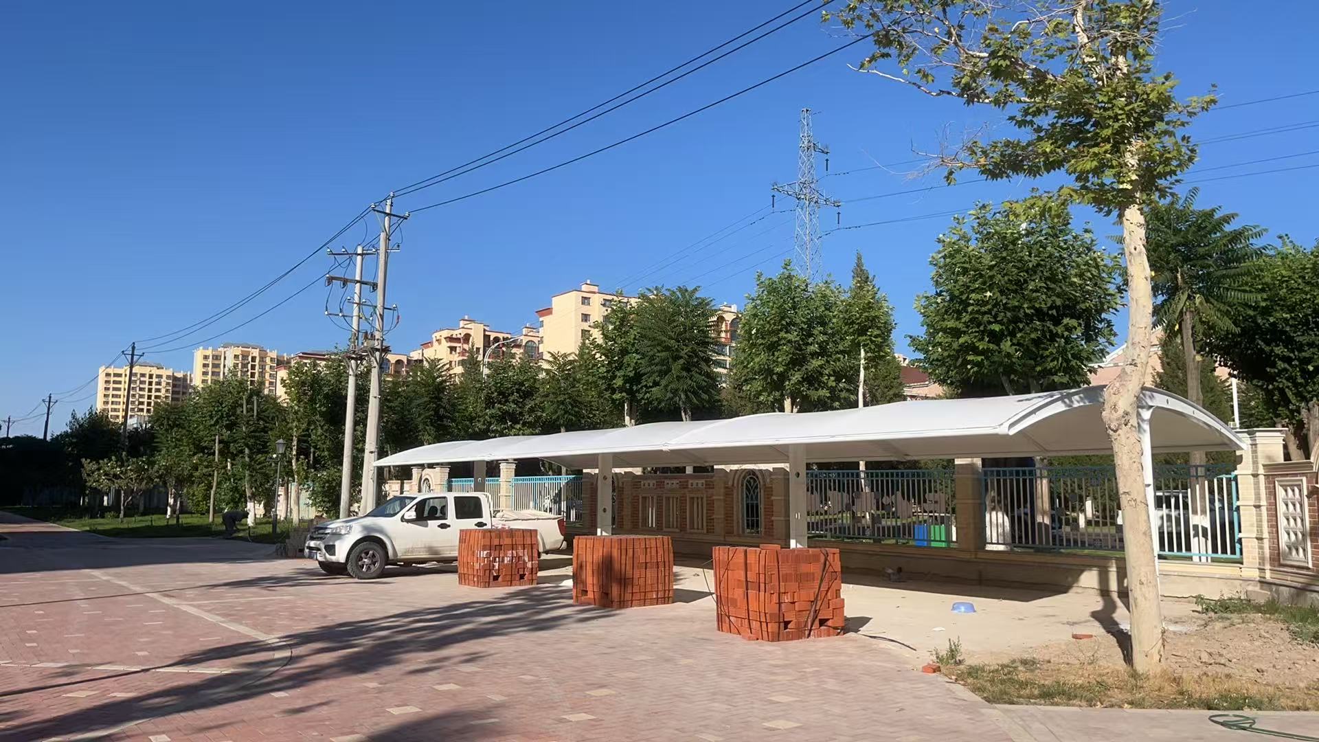 集中充电膜结构电动车棚
